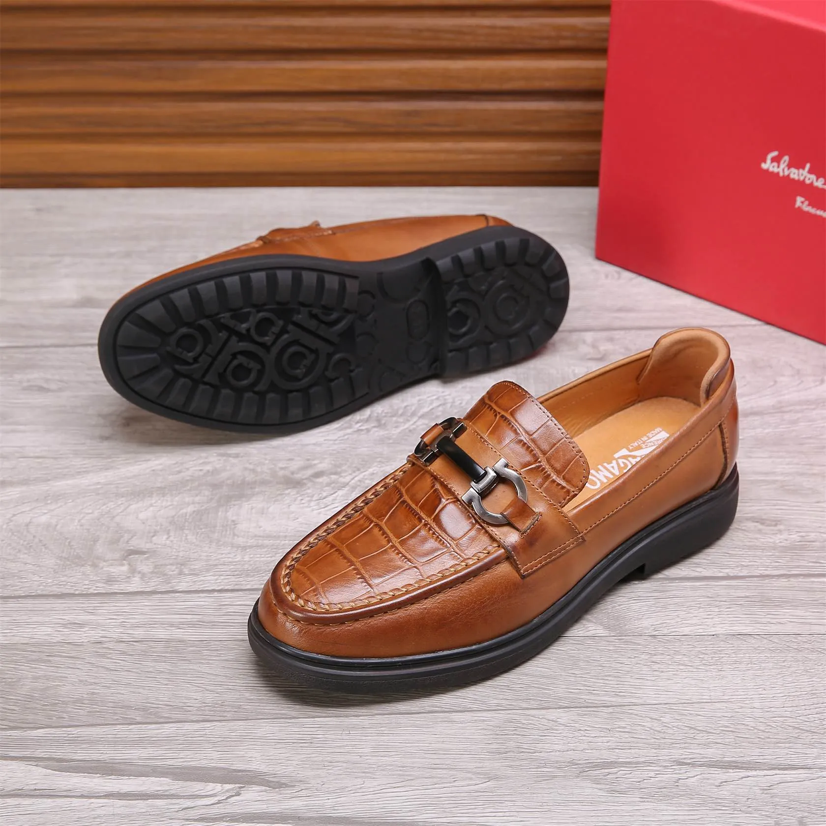Men's shoes 💰460 🕷🕷🐂【Ferragamo】Ferragamo Popular fashionable casual shoes🇨🇳Official website counter 1:1 production, original mold opening💯Good quality visible, imported high-end first-layer waxed calfskin, water-dyed🐂leather lining🌿very clear texture, high-quality waterproof, non-slip and wear-resistant outsole🎋high quality and low price, truly handmade🍓Black optional! Code number 38-44 (45-46 customized)......
